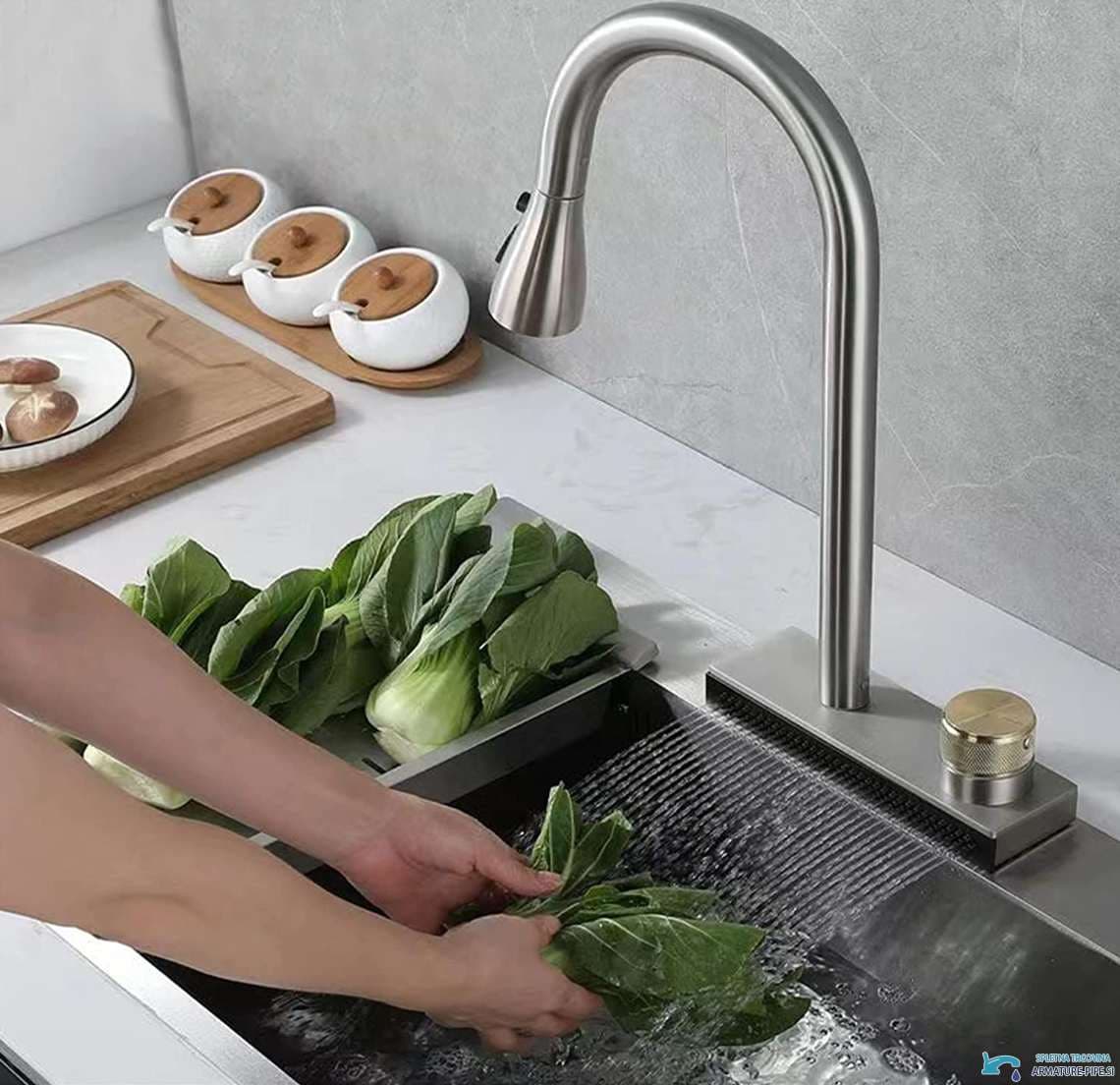 Kuhinjska Armatura Z Vodnim Slapom Pipa Eyn Kw1599