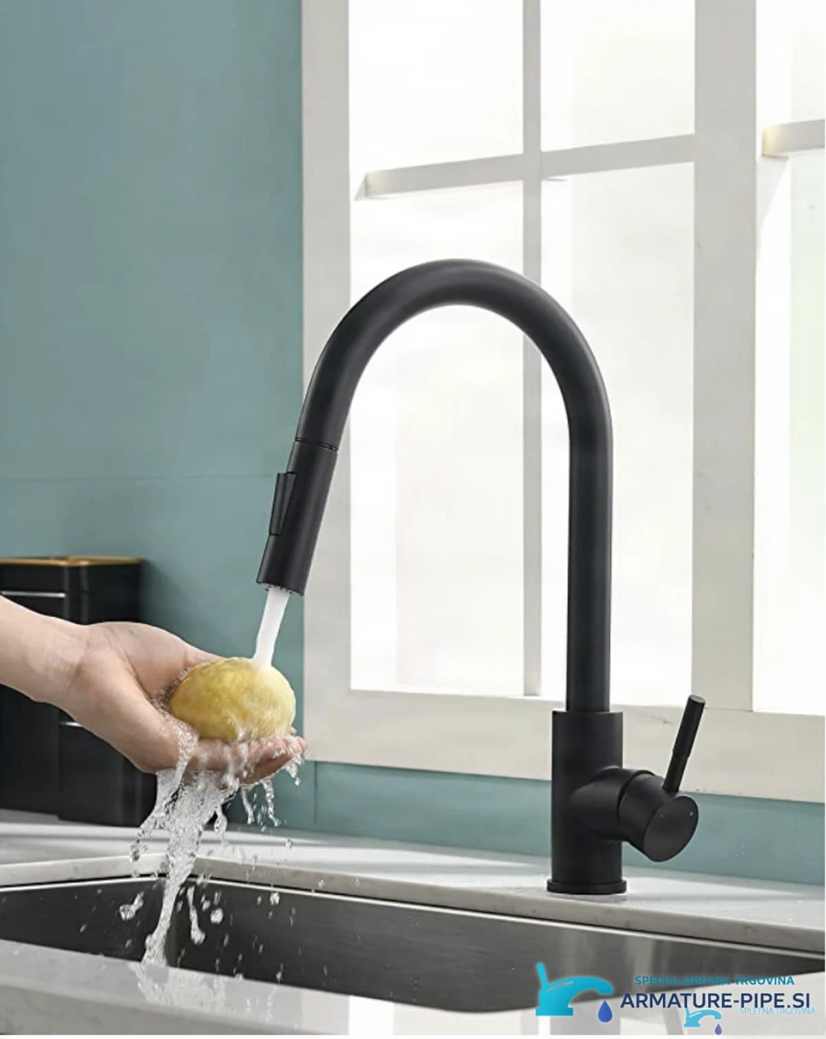 Černá kuchyňská baterie ke dřezu NT1354 v matném provedení