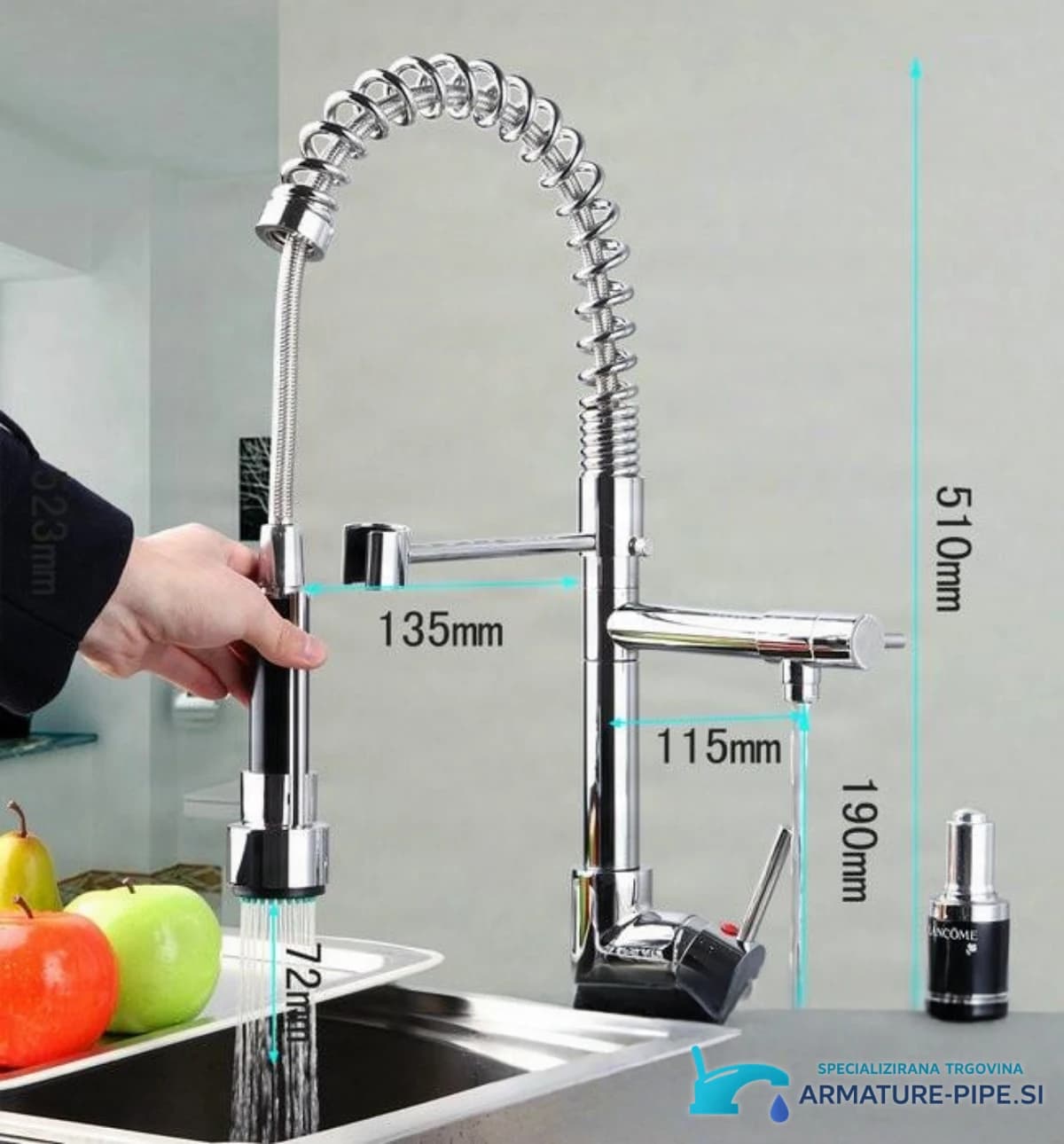 Poloprofesionální kuchyňská baterie EYN0141 při použití na kuchyňském dřezu