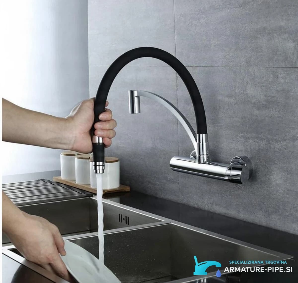 Nástěnná kuchyňská baterie WL1026 v lesklém chromu s matně černým flexibilním ramínkem
