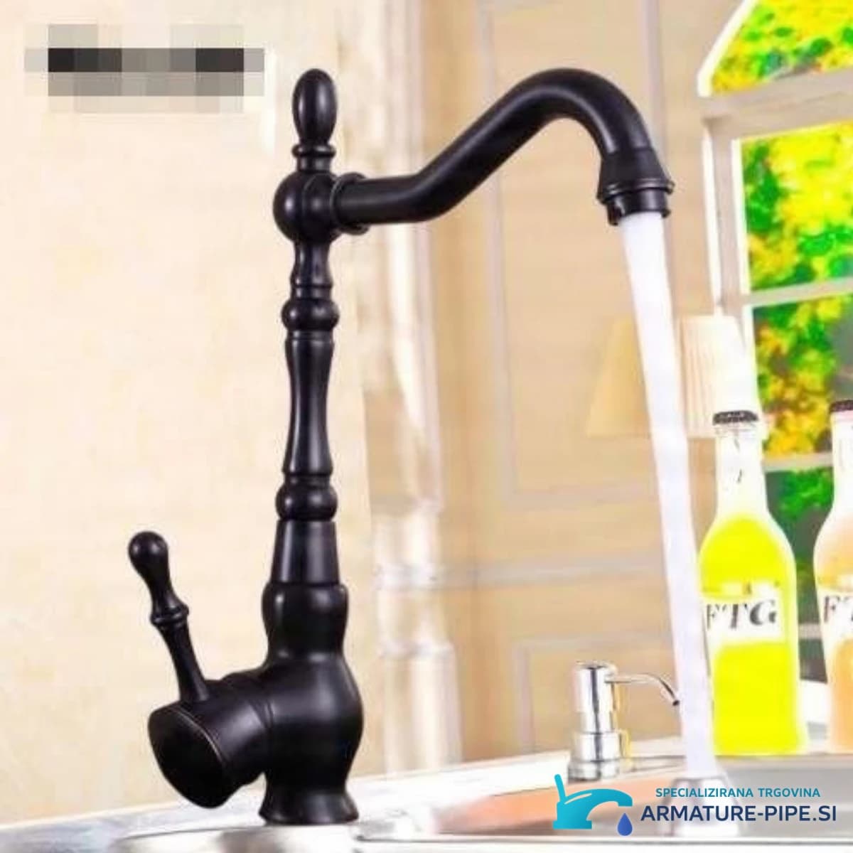 Černá retro baterie CKB2255 v provozu u světlého dřezu