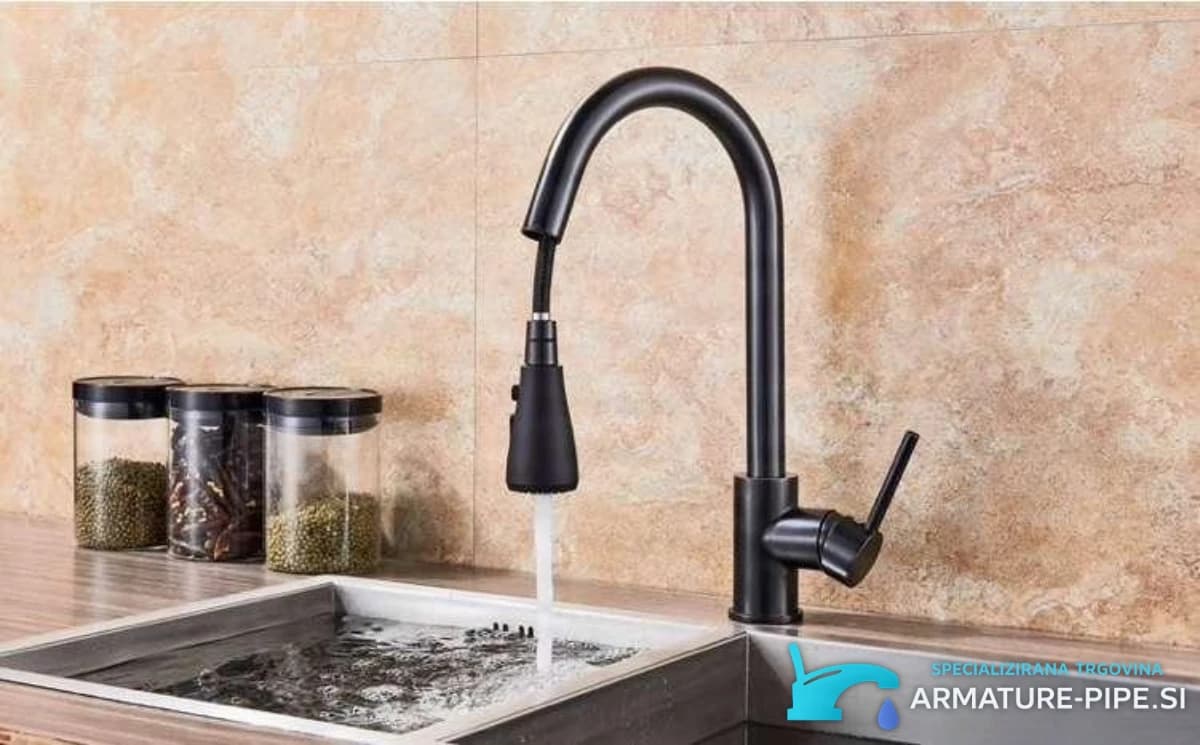 Černá výsuvná kuchyňská baterie BI1410 v matném černém provedení