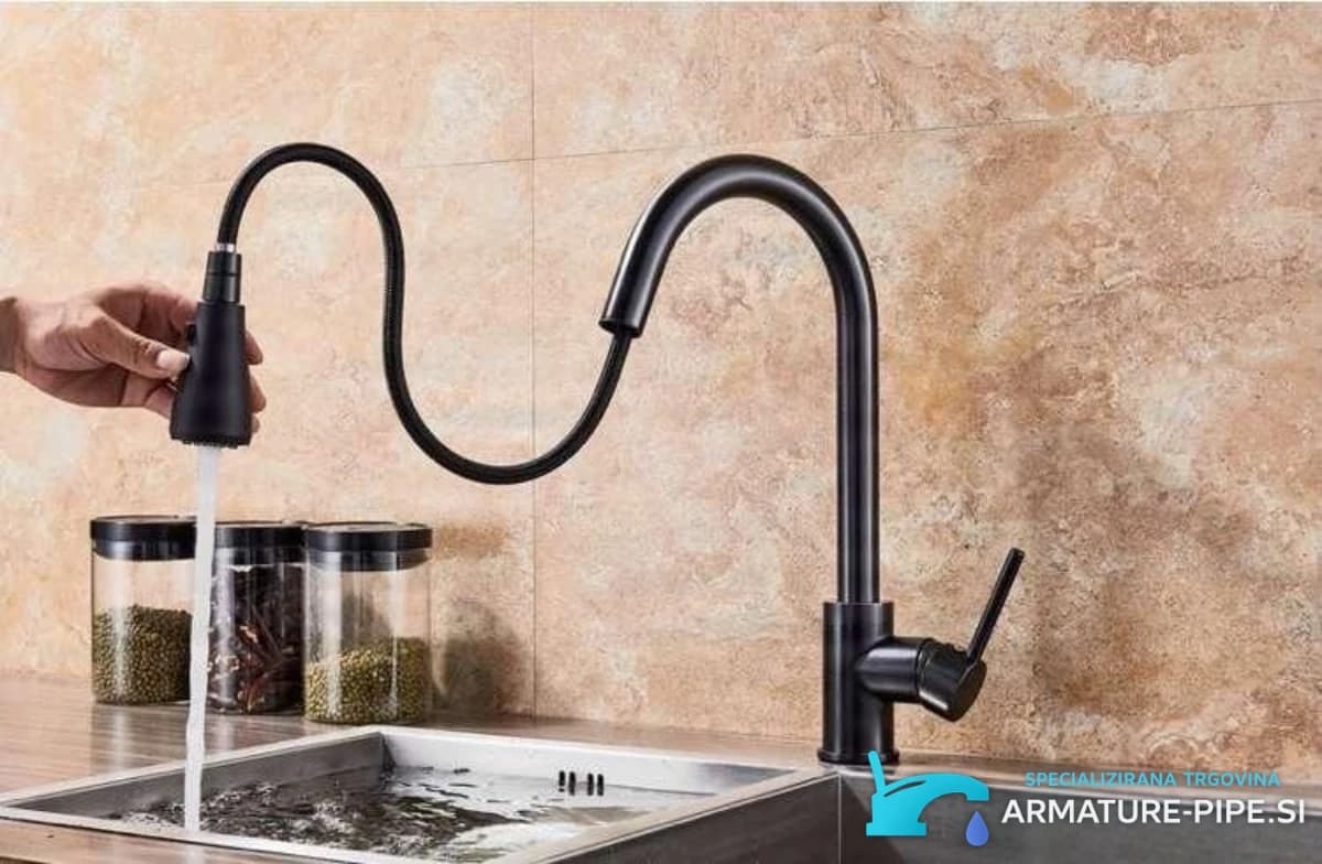 Černá výsuvná kuchyňská baterie BI1410 v matném černém provedení