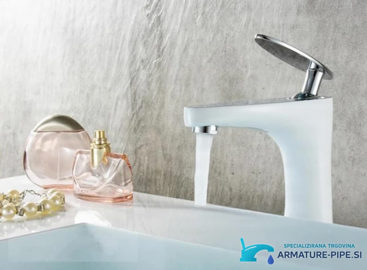 Koupelnová a sanitární baterie KP2353 v bílé a chromové barvě u umyvadla